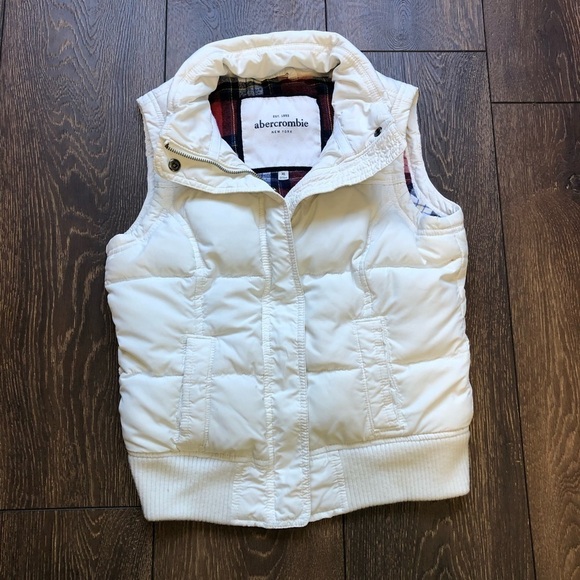 abercrombie kids Other - Abercrombie kids white puffer vest with Plaid interior